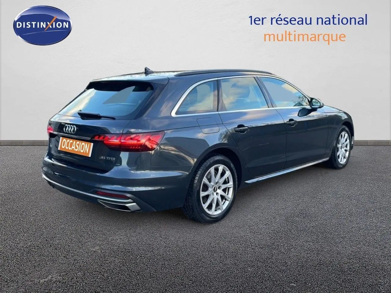 Audi A4 Avant gris Manhattan vue 3/4 arrière droit, mettant en valeur ses feux LED et jantes argentées.
