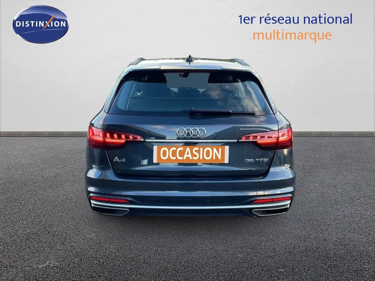 Vue arrière d'une Audi A4 Avant gris Manhattan 2021 avec feux LED allumés et plaque "OCCASION" visible.