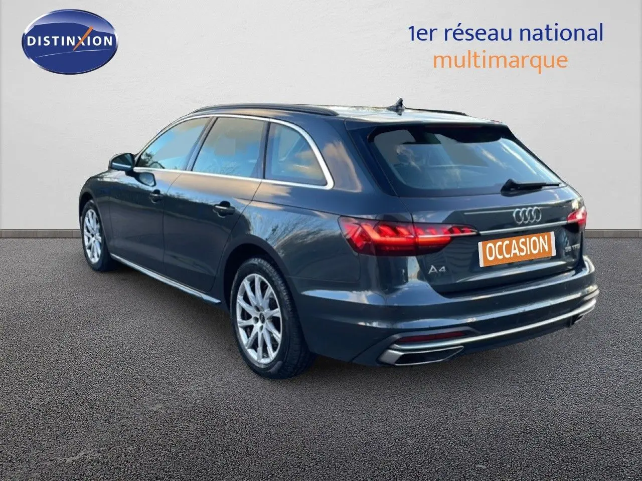 Audi A4 Avant gris Manhattan vue 3/4 arrière droit avec feux LED et jantes alliage sur sol goudronné.