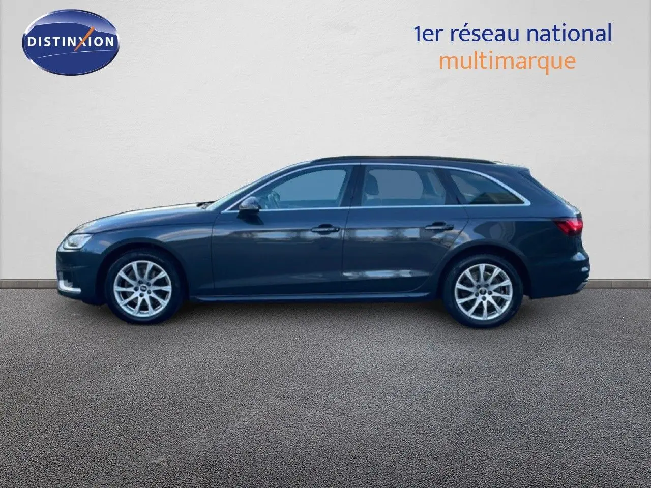 Profil côté gauche d'une Audi A4 Avant gris Manhattan 2021, break élégant avec jantes alliage et vitres teintées.