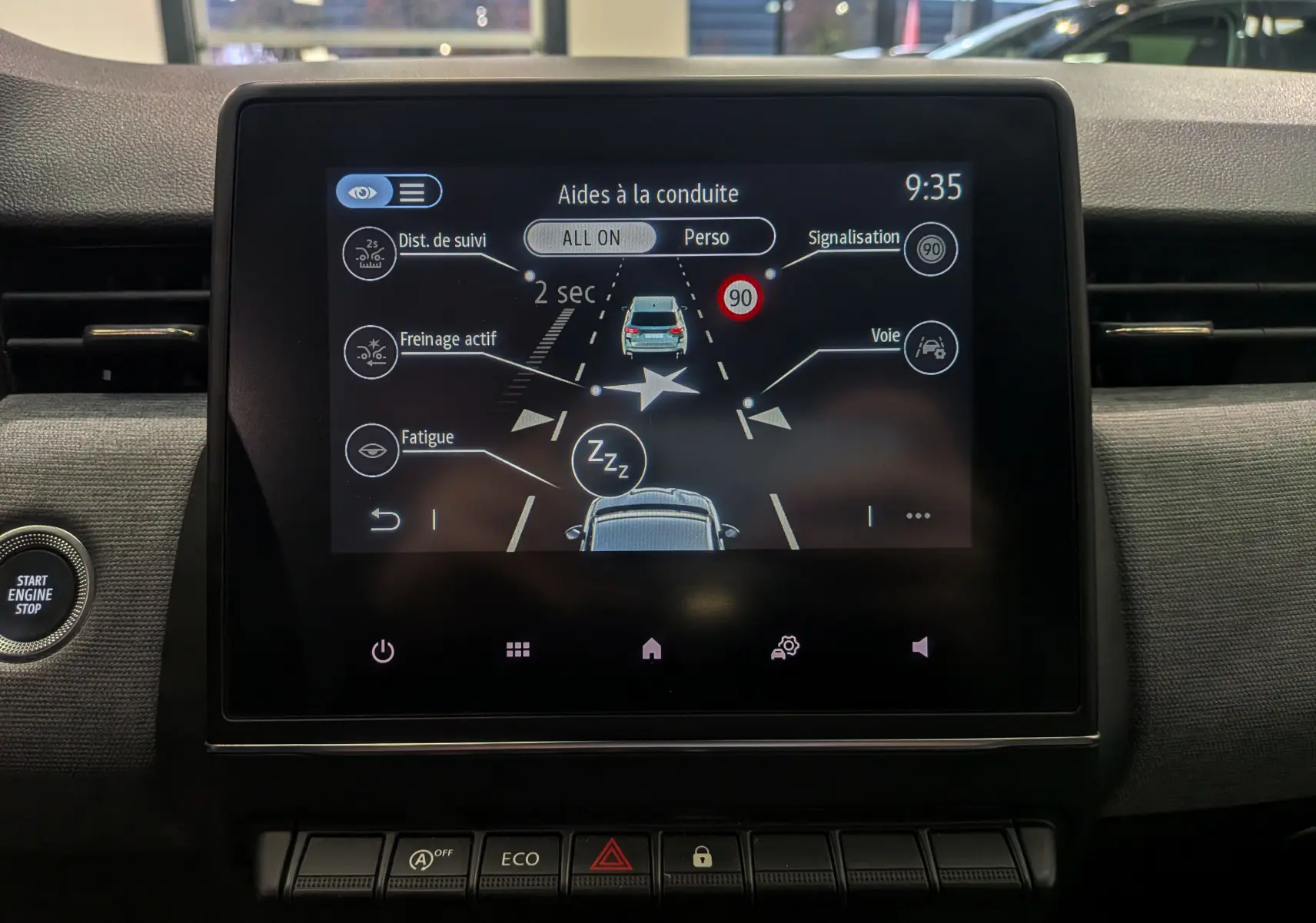 Écran tactile central de la Renault Clio V gris Rafale affichant les aides à la conduite et alertes sécurité.