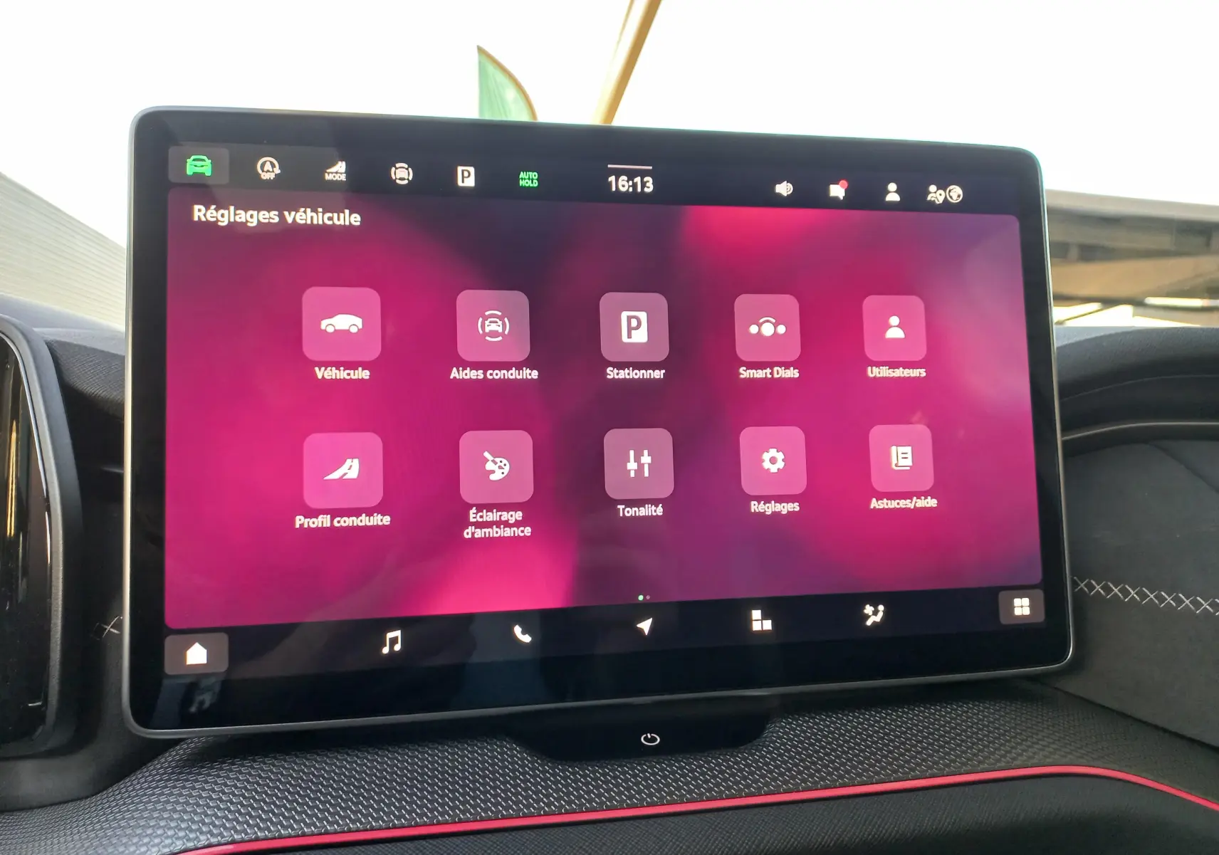 Écran tactile central du Skoda Kodiaq 2024 affichant le menu Réglages véhicule dans l'habitacle.