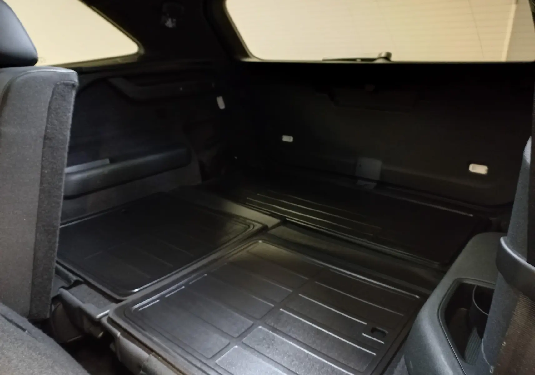 Gros plan sur la jante alliage 20'' Rila anthracite avec enjoliveur noir du Skoda Kodiaq Bleu RS 2024, côté gauche.