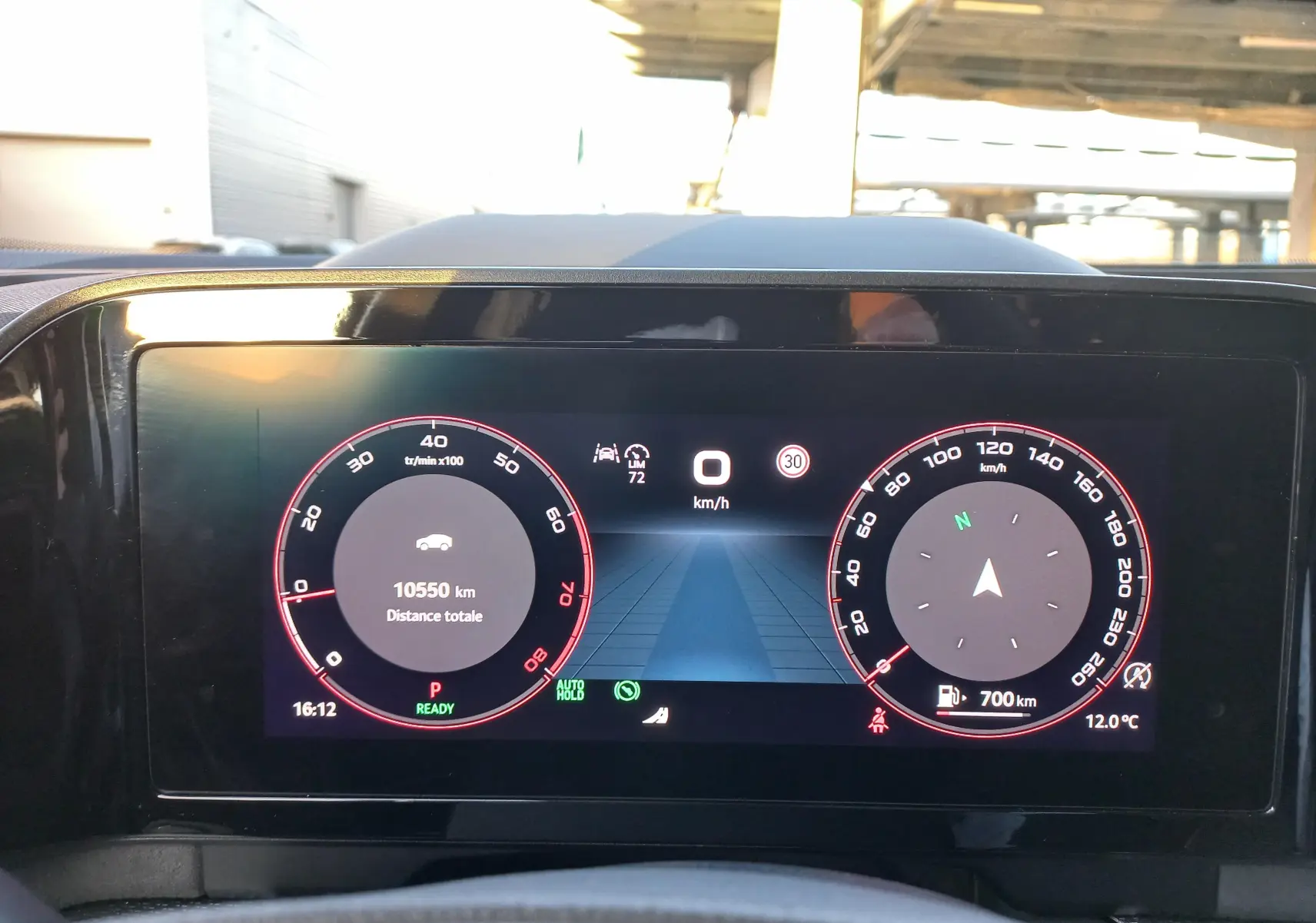 Affichage numérique du tableau de bord du Skoda Kodiaq 2024, montrant la vitesse à 0 km/h et 10 550 km au compteur.