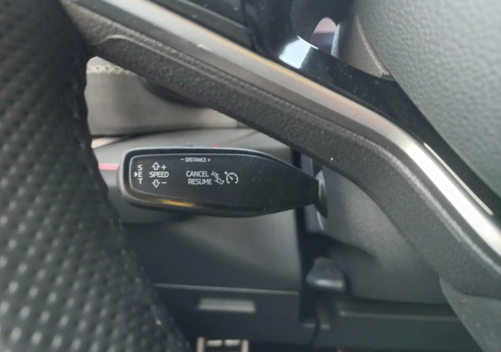 Gros plan sur les commandes de climatisation digitale du Skoda Kodiaq 1.5 TSI 150 DSG7 Sportline, avec réglages chauffants affichés.