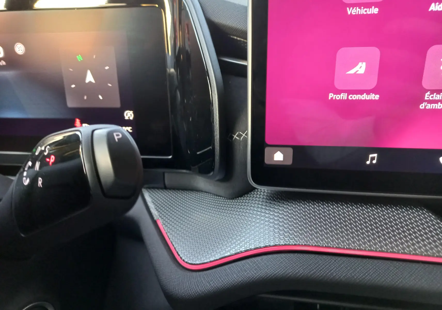 Vue plongeante sur la console centrale noire du Skoda Kodiaq 2024 avec porte-gobelets et rangement marqué KODIAQ.