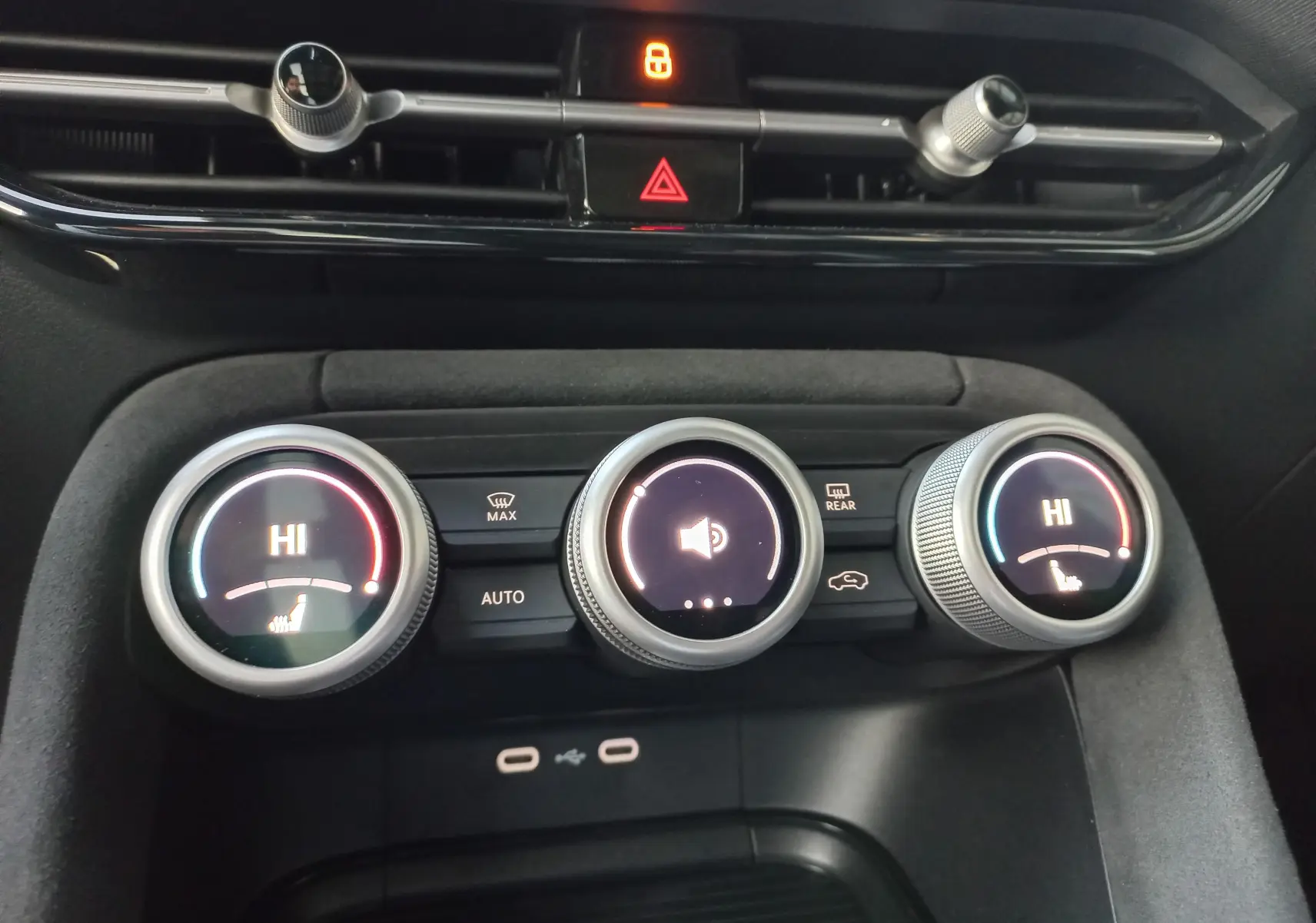 Détail de l’ouverture de porte côté conducteur d’un Skoda Kodiaq Bleu RS 2024 avec bouton de coffre et pédalier en aluminium.