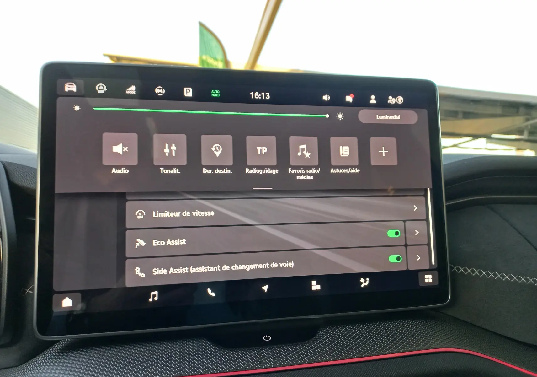 Écran tactile central du Skoda Kodiaq 2024 affichant le menu des réglages véhicule, avec finition intérieure noire et surpiqûres blanches.