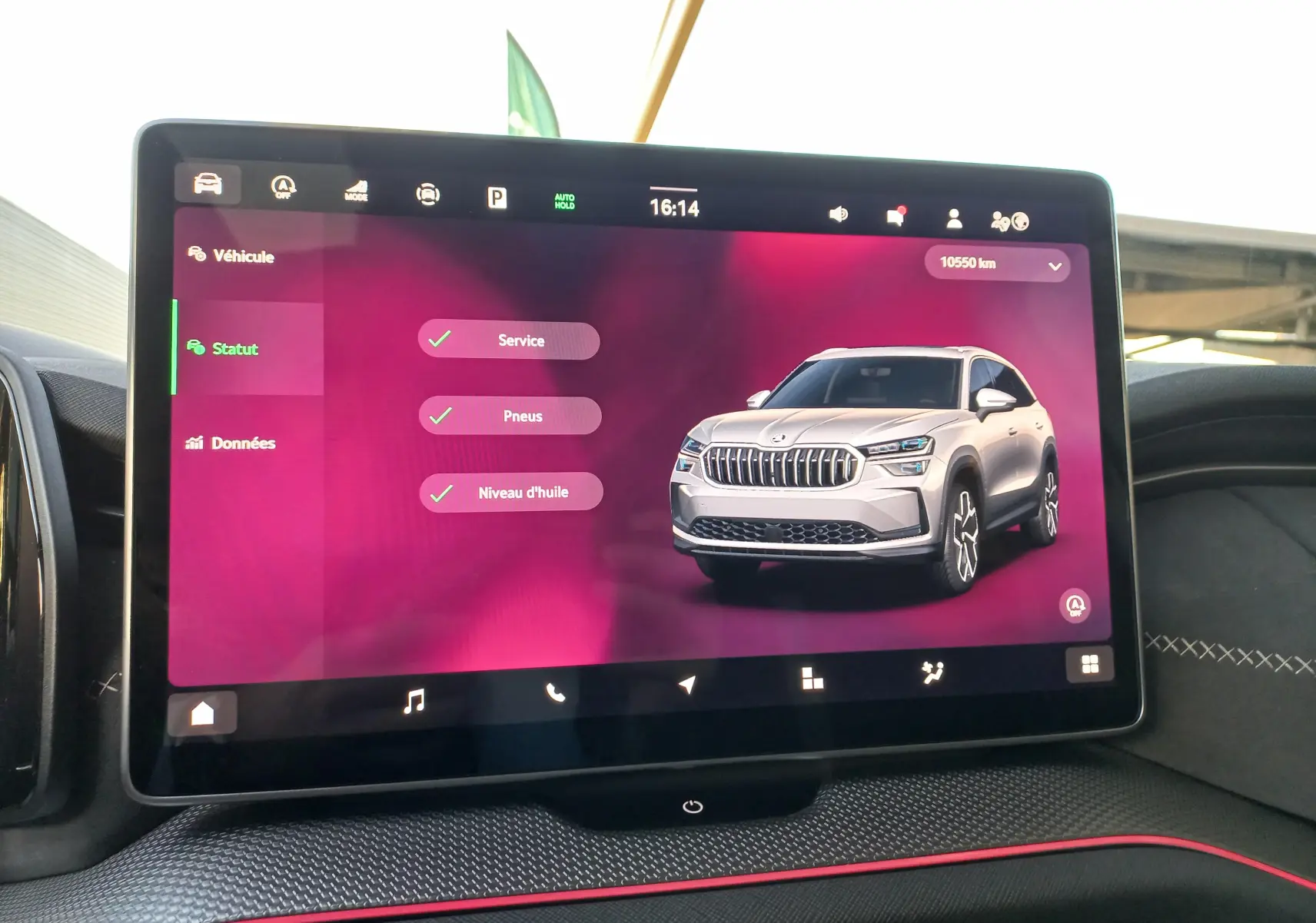 Écran tactile intérieur affichant une vue 3/4 avant d'un Skoda Kodiaq 2024 couleur Bleu RS.