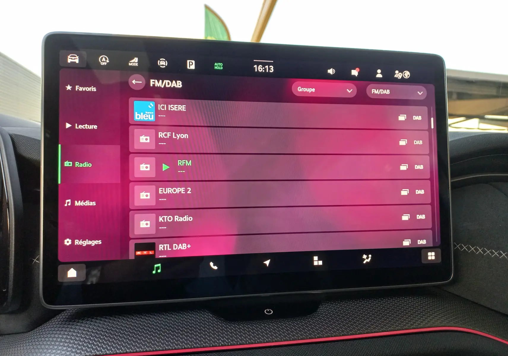 Vue intérieure du toit panoramique électrique et du panneau de commandes avec bouton SOS du Skoda Kodiaq Bleu RS 2024.