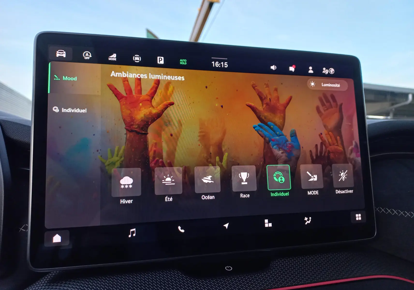 Écran tactile central du Skoda Kodiaq 2024 affichant les options d’ambiances lumineuses dans l’habitacle.