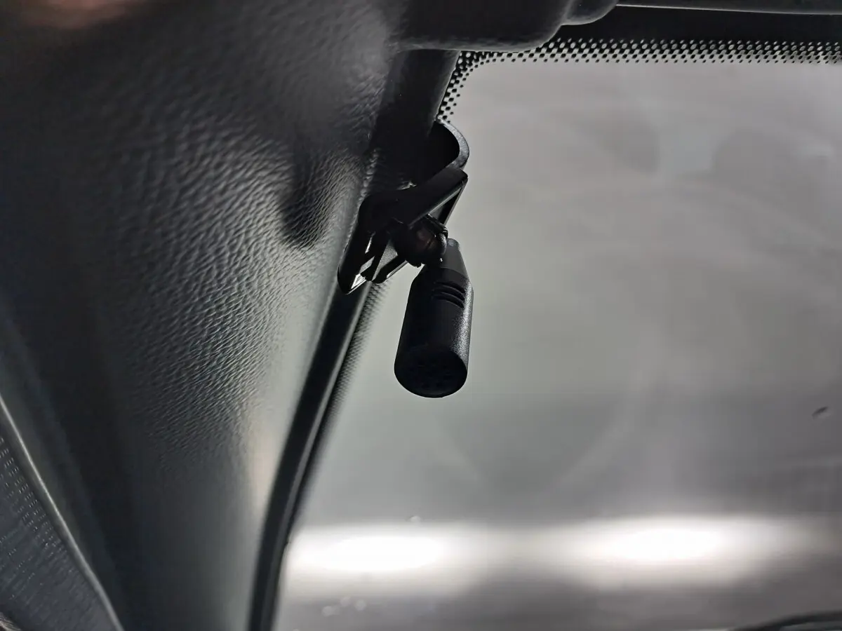 Gros plan sur la caméra fixée côté conducteur dans l'habitacle de l'AIXAM MINAUTO E chic vert 2026.