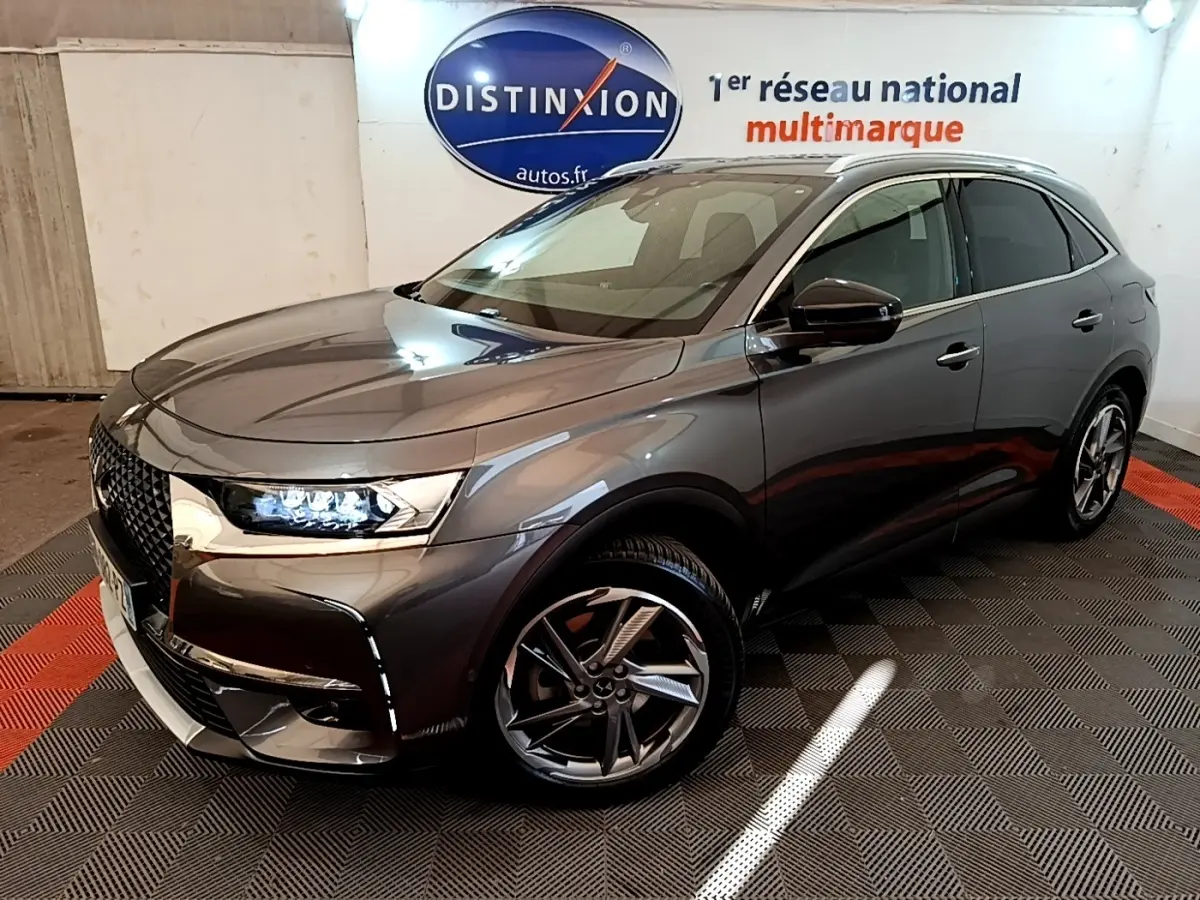 DS7 Crossback E-TENSE gris foncé vu en 3/4 avant droit, avec phares LED allumés et jantes alliage distinctives.