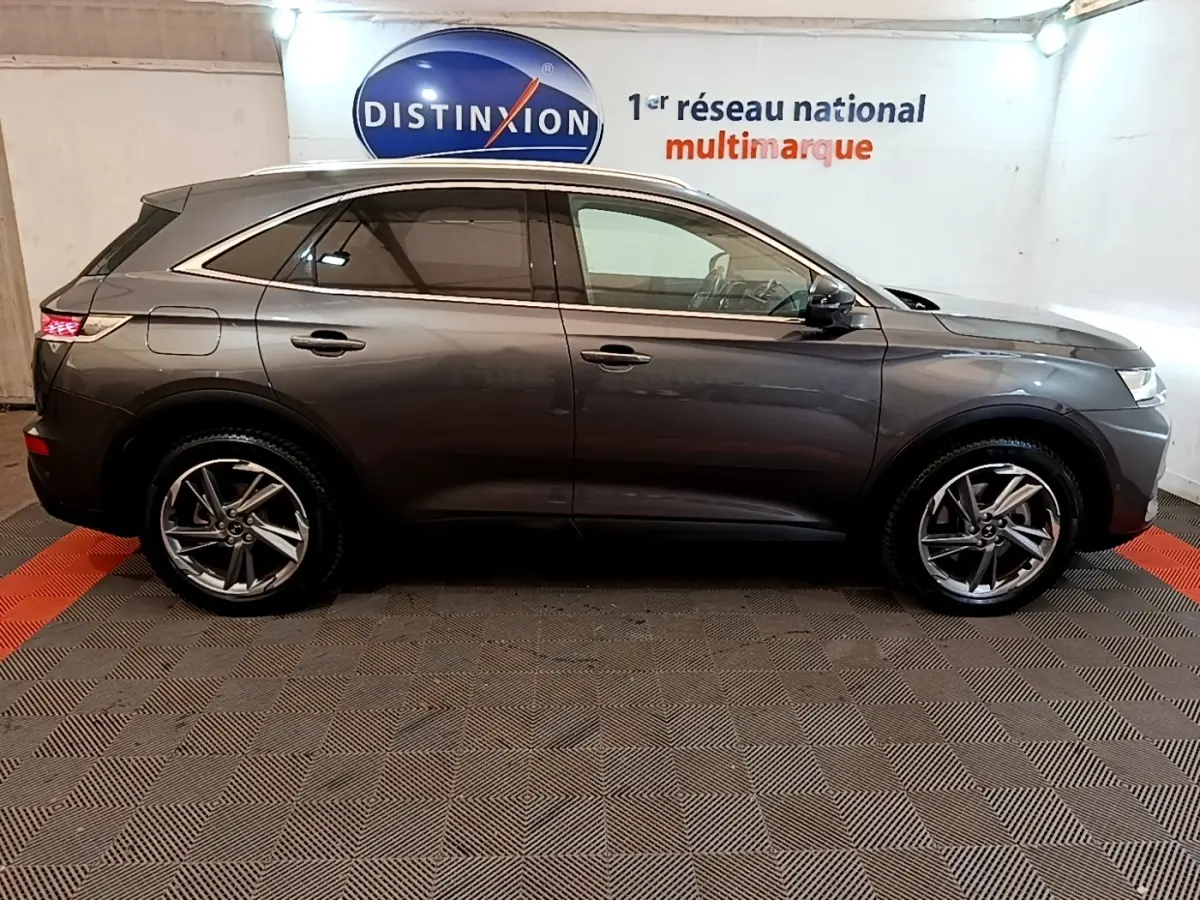 DS7 Crossback E-TENSE 4x4 gris foncé vu de profil côté gauche, roues alliage et vitres teintées.