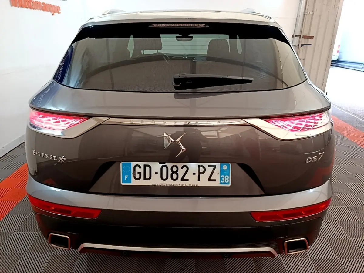 Vue arrière d'un DS7 Crossback gris foncé avec feux LED et double sortie d'échappement carrée.
