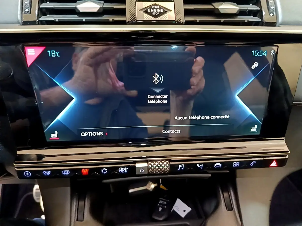 Vue rapprochée de l’écran tactile central noir du DS7 Crossback E-TENSE 4x4 300 gris foncé avec commandes digitales éclairées.