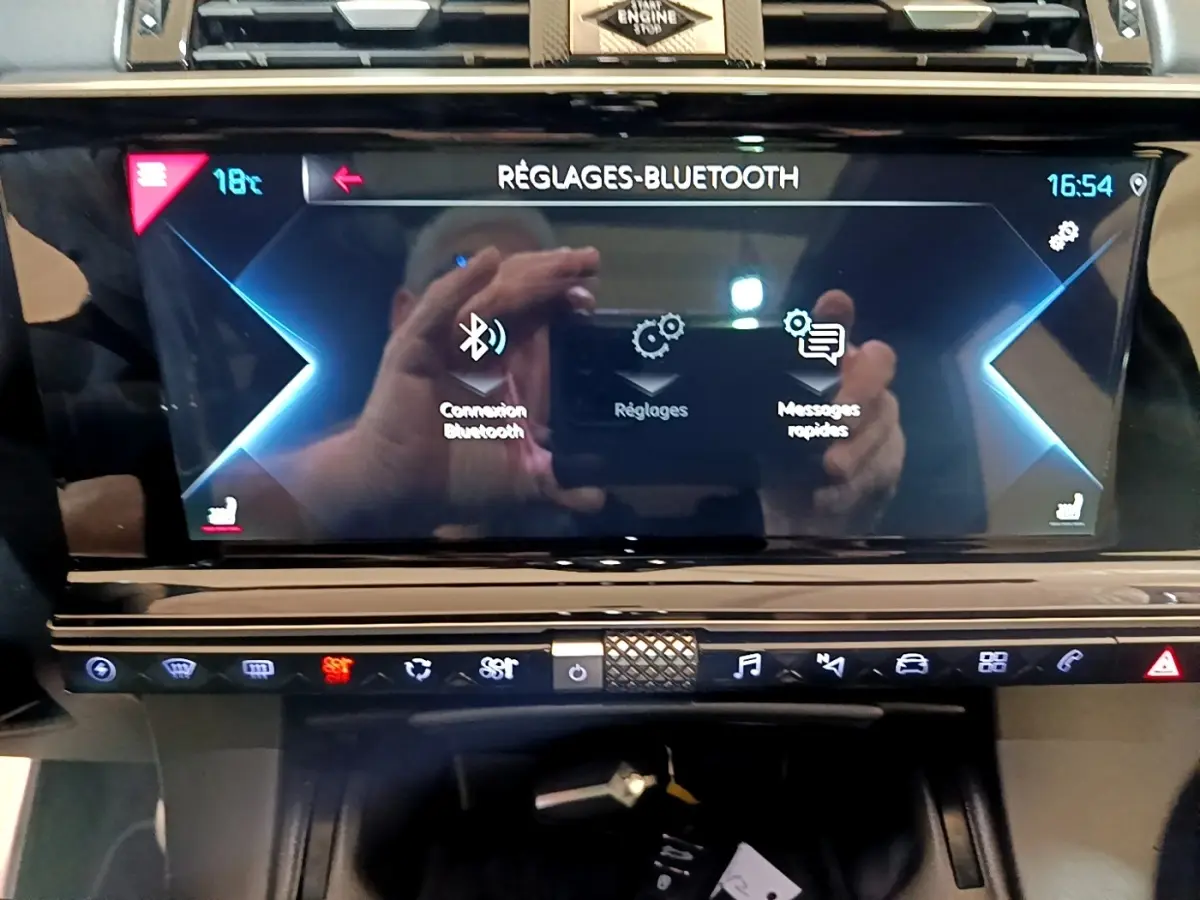 Écran tactile central du tableau de bord du DS7 Crossback E-TENSE 4x4 300 Rivoli affichant les réglages Bluetooth.