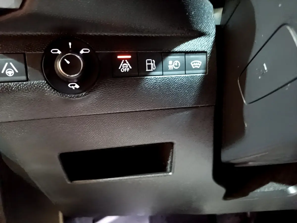 Détail des commandes de sécurité et assistance sur tableau de bord noir du DS7 Crossback E-TENSE 4x4 300 Rivoli.