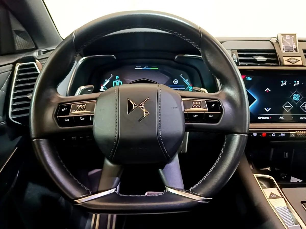 Vue rapprochée du volant cuir noir DS7 Crossback E-TENSE 4x4 300 avec tableau de bord digital et écran tactile.