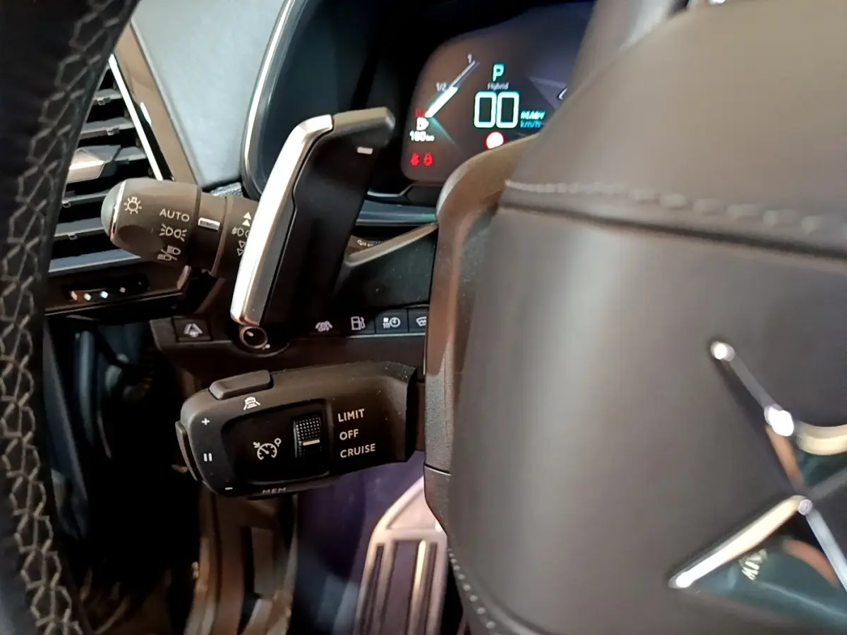 Gros plan sur le volant cuir noir et le combiné d'instruments digital du DS7 Crossback E-TENSE 2021, affichage du régulateur.