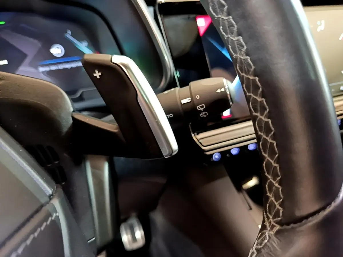 Gros plan sur la palette de changement de vitesse droite en aluminium et cuir noir du DS7 Crossback E-TENSE 2021.