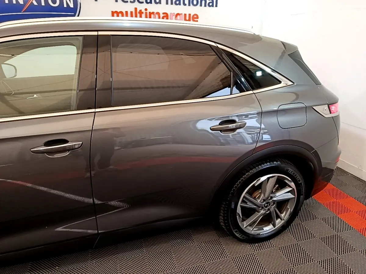 Vue latérale droite du DS7 Crossback E-TENSE gris foncé, mettant en valeur la porte arrière et la roue arrière avec jante design.