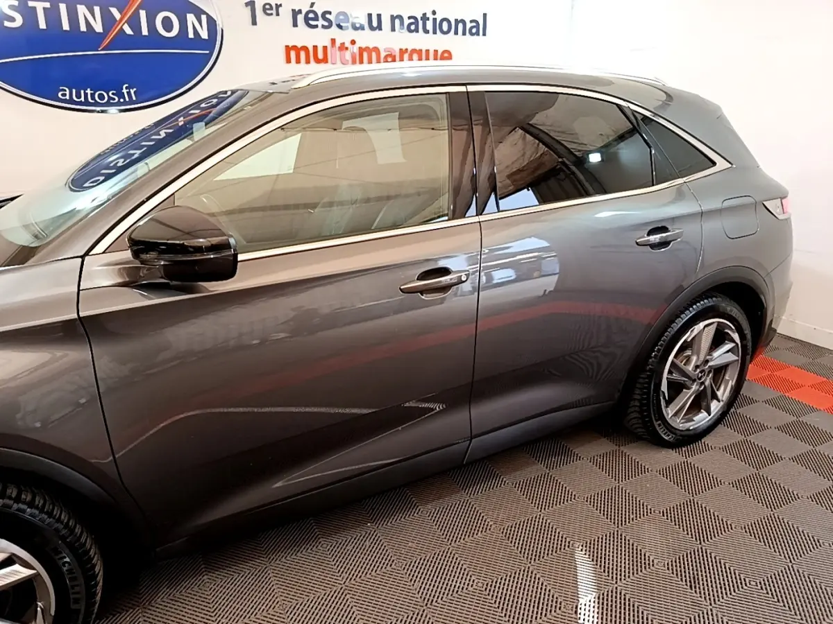 Vue latérale droite du DS7 Crossback E-TENSE 4x4 300 gris foncé, soulignant ses lignes élégantes et ses jantes alliage.