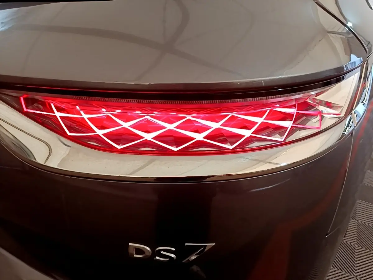 Gros plan sur le feu arrière droit rouge et la carrosserie gris foncé du DS7 Crossback E-TENSE 4x4 300 RIVOLI.