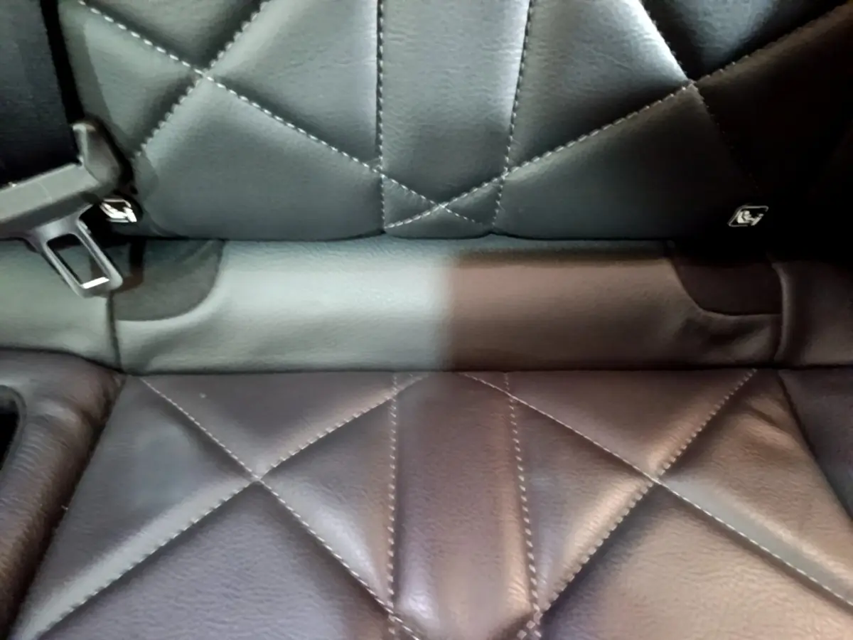 Gros plan sur la banquette arrière en cuir noir matelassé du DS7 Crossback E-TENSE 4x4 300 RIVOLI.