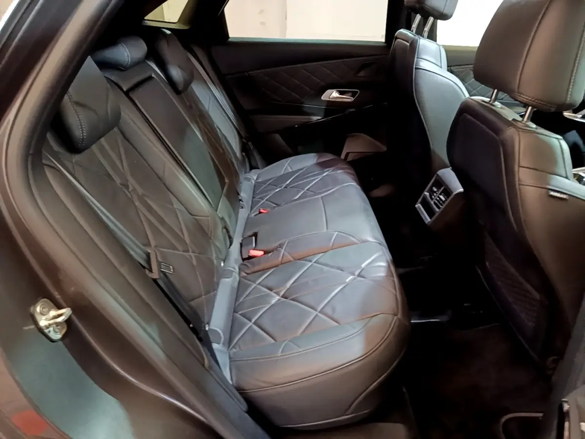 Vue intérieure côté droit sur la banquette arrière en cuir noir matelassé du DS7 Crossback E-TENSE 4x4 300 RIVOLI.