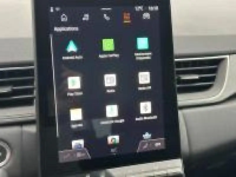 Écran tactile central du tableau de bord du Renault Captur 2025, affichant les applications connectées.