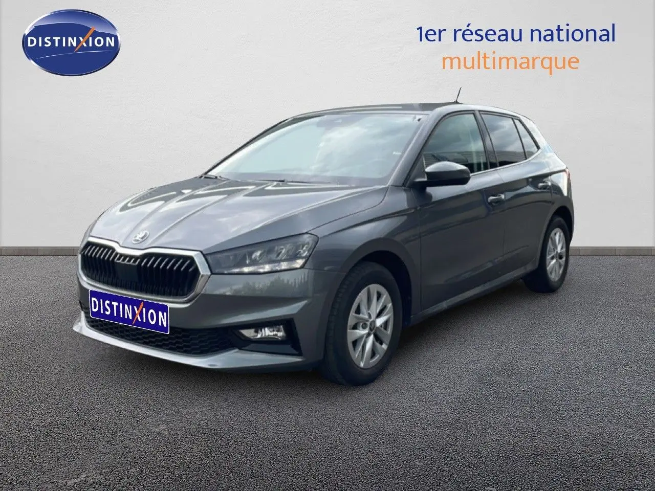 Vue 3/4 avant d'une Skoda Fabia gris graphite métal 2025 avec calandre noire et jantes alliage 15 pouces.