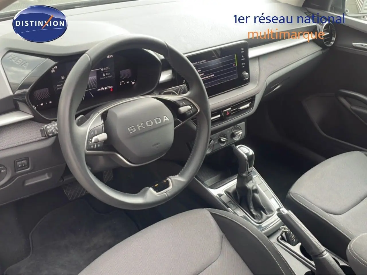 Intérieur de la Skoda Fabia 2025 en gris graphite, vue côté conducteur sur le tableau de bord et volant multifonction.