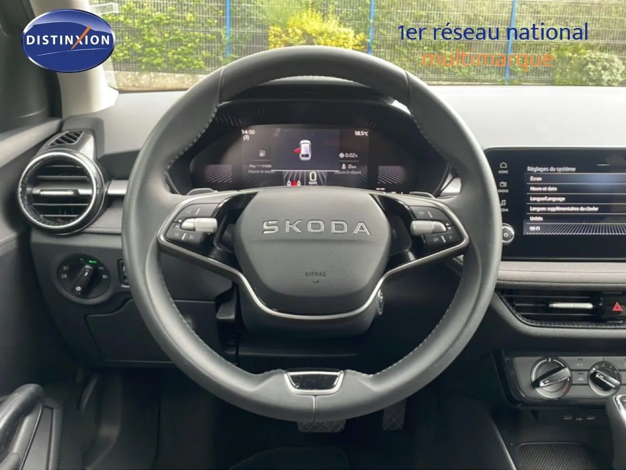 Vue centrée sur le volant noir de la Skoda Fabia 2025 avec tableau de bord numérique et écran tactile à droite.
