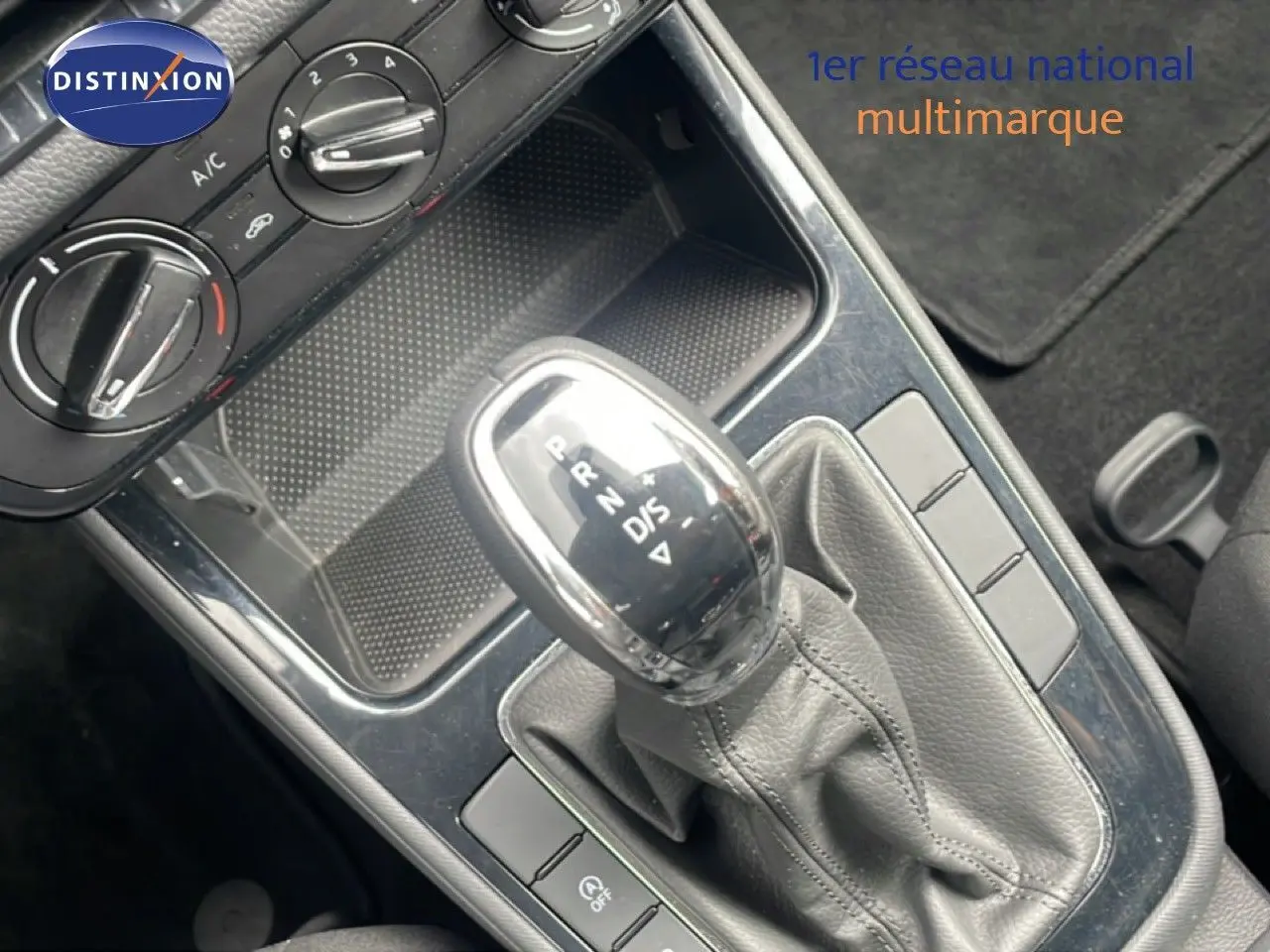 Gros plan sur la console centrale de la Skoda Fabia 2025 gris graphite, mettant en valeur le levier de vitesse automatique.
