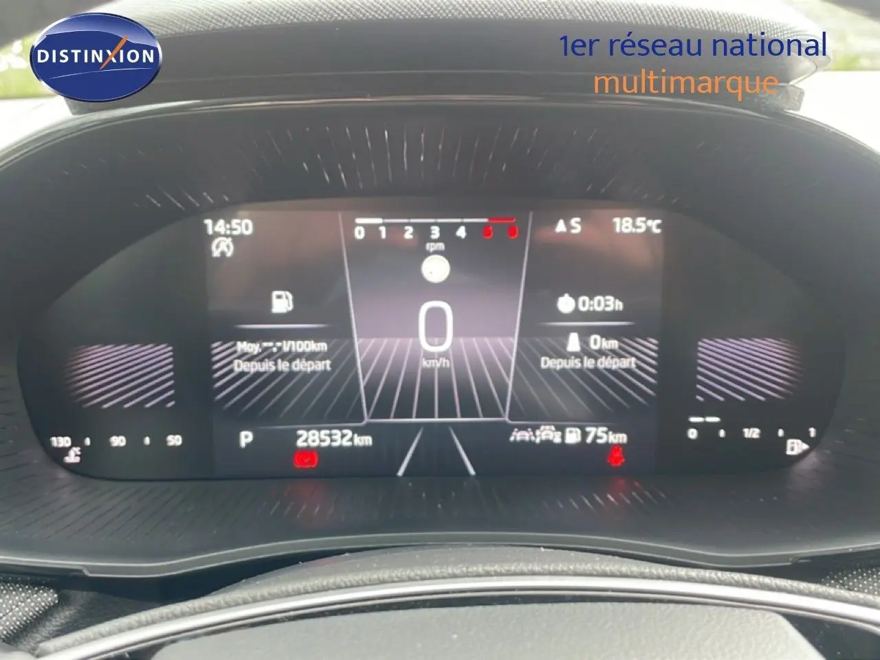 Vue rapprochée du tableau de bord numérique de la Skoda Fabia gris graphite, affichant vitesse et informations de conduite.