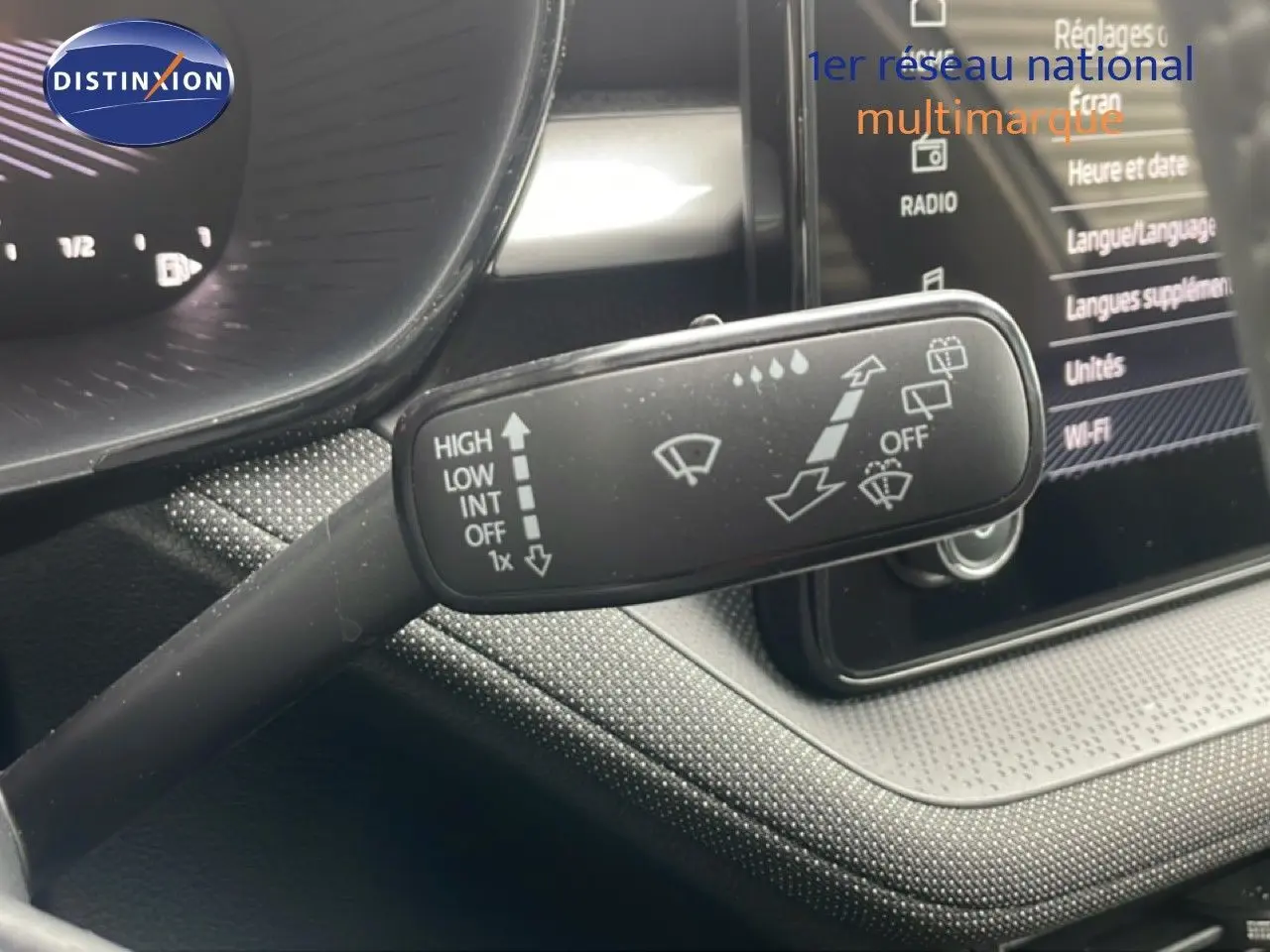 Gros plan sur la commande des essuie-glaces dans l’habitacle d’une Skoda Fabia gris graphite 2025, avec tableau de bord numérique.