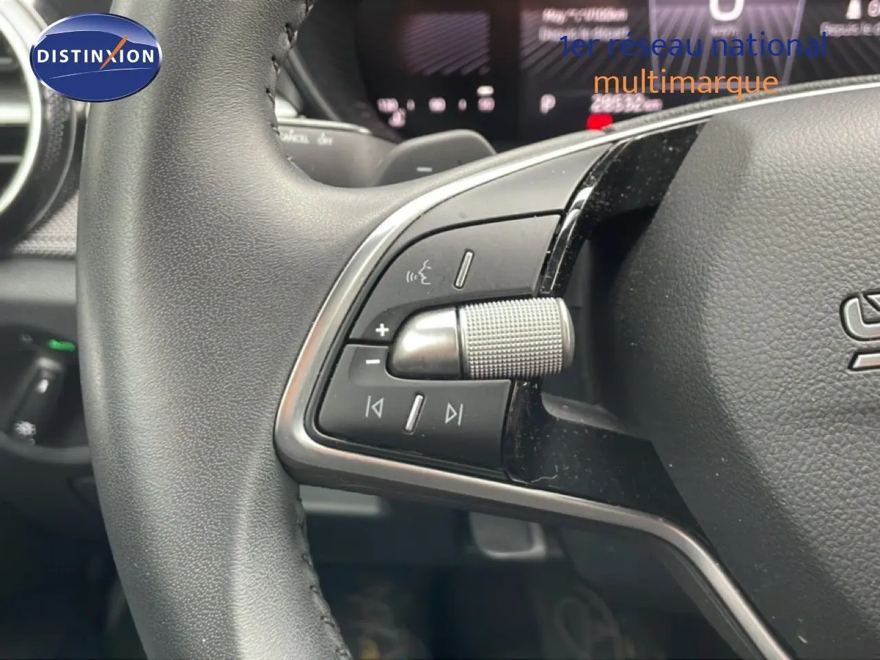 Gros plan sur le volant gris noir de la Skoda Fabia 2025, mettant en valeur les commandes audio et de volume intégrées.