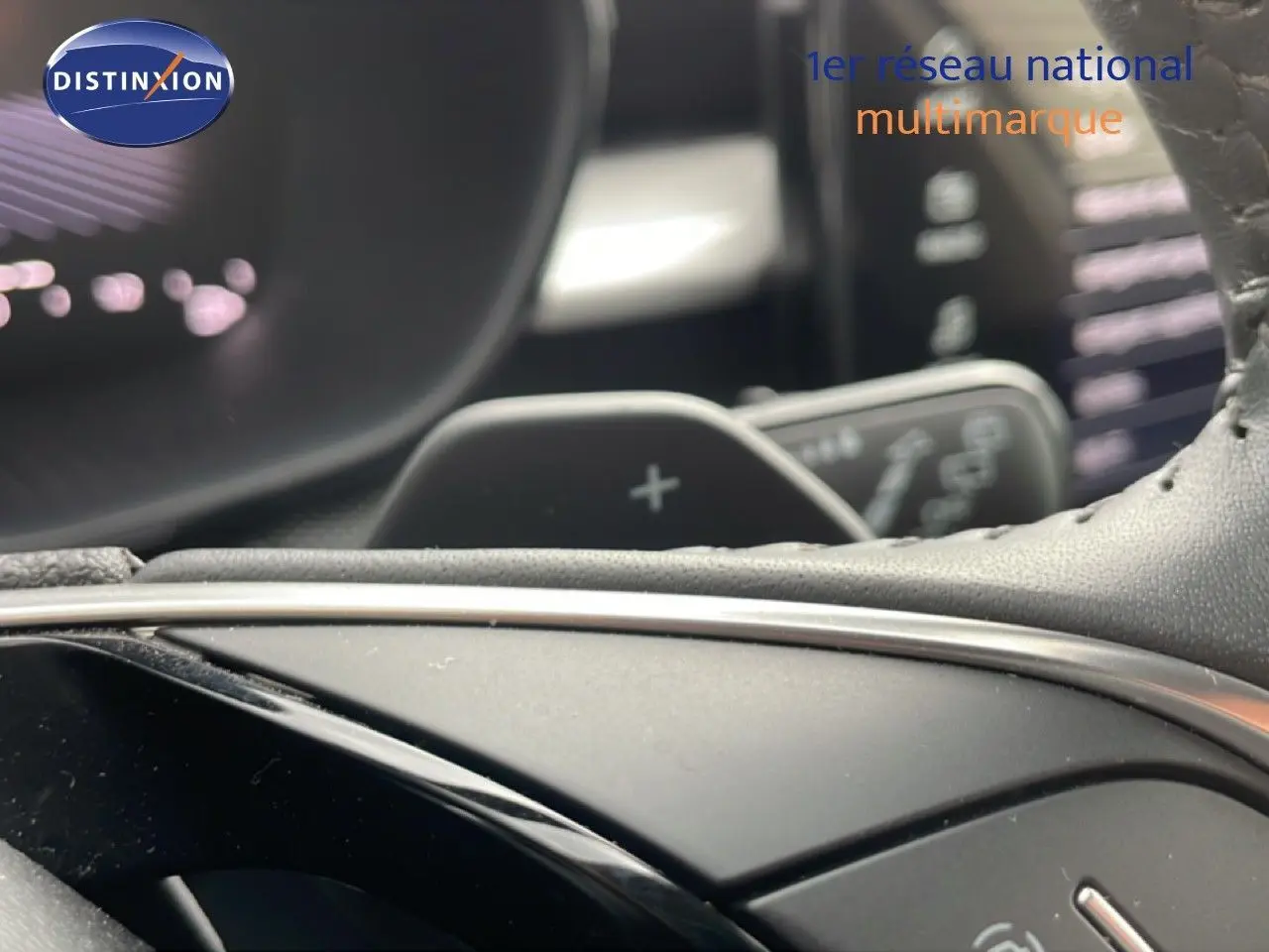 Gros plan sur le volant cuir perforé et les palettes de changement de vitesse d'une Skoda Fabia gris graphite 2025.