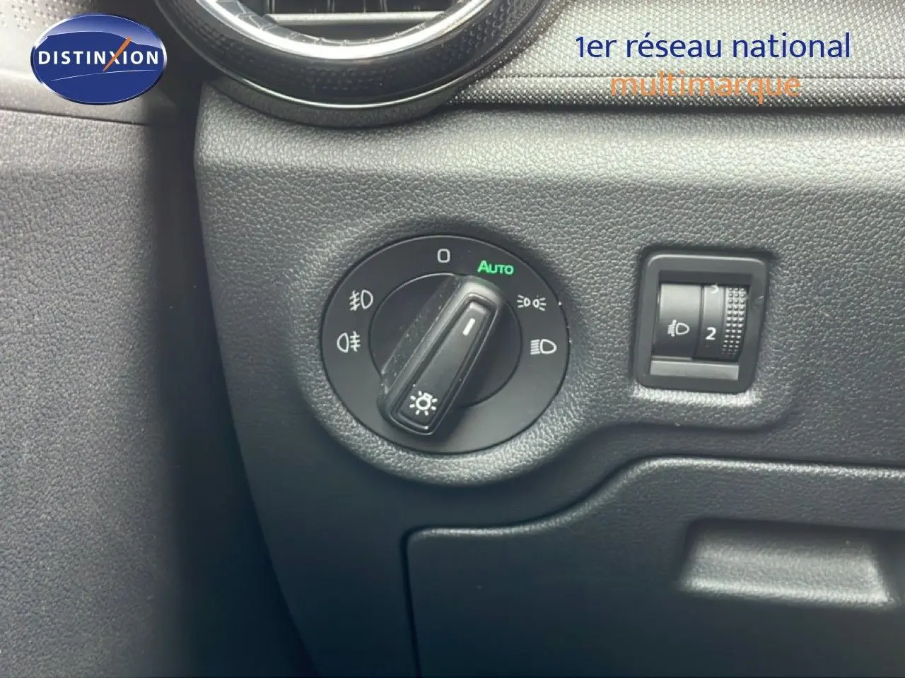 Détail du tableau de bord de la Skoda Fabia 2025 montrant la commande des phares et le réglage d'intensité lumineuse.