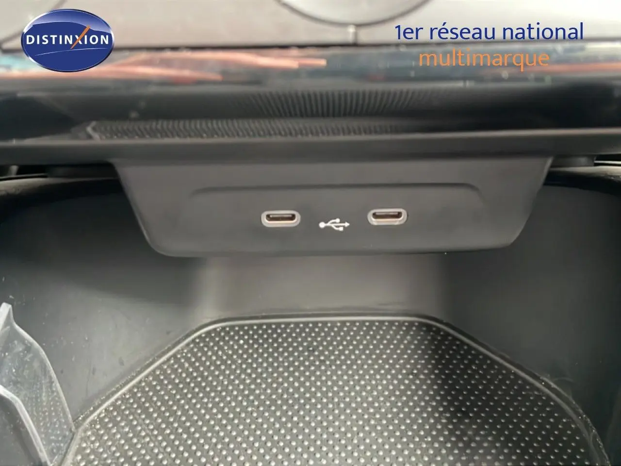 Gros plan sur deux ports USB-C intégrés dans la console centrale d'une Skoda Fabia gris graphite.