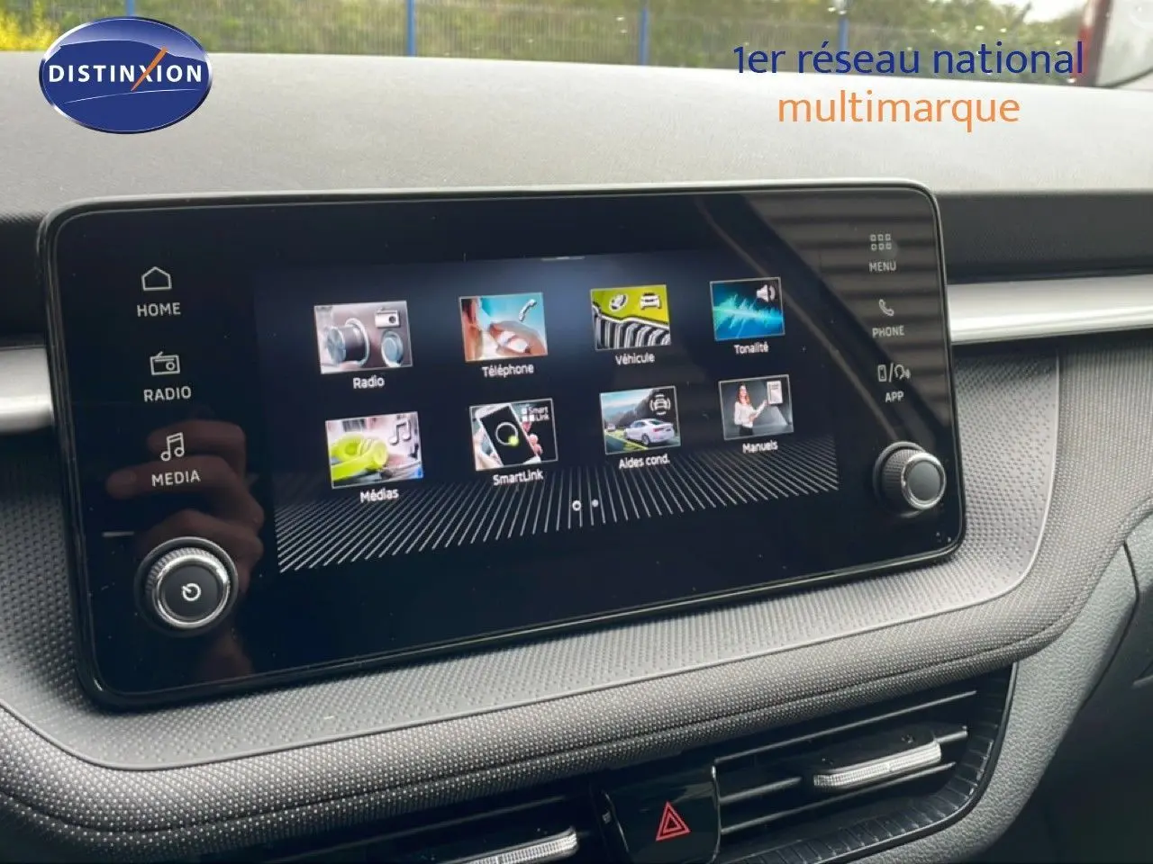 Écran tactile central de la Skoda Fabia 2025 en gros plan, affichant les menus radio, téléphone et véhicule.