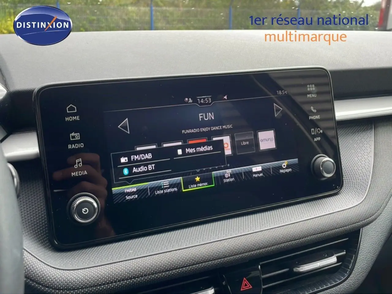Écran tactile central de la Skoda Fabia 2025 gris graphite, affichant le menu radio et médias en intérieur.