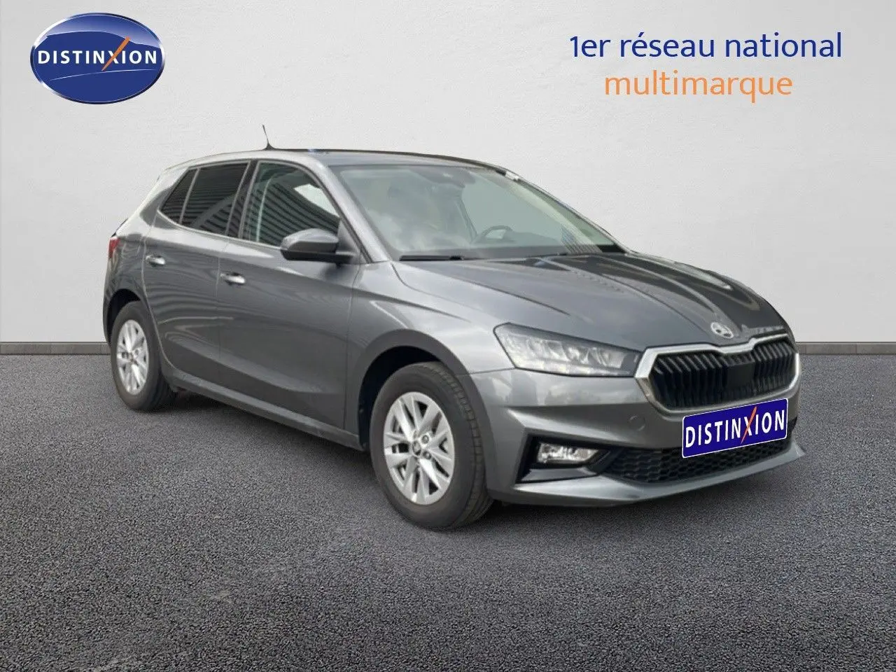 SKODA Fabia 2025 gris graphite métal vue 3/4 avant droit, avec calandre noire et jantes argentées.