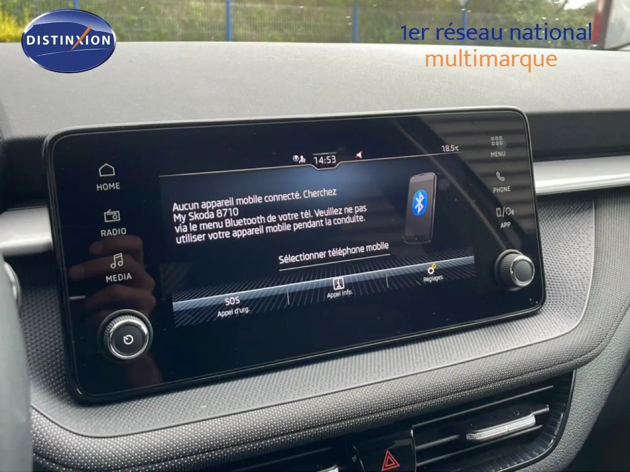 Écran tactile central du tableau de bord de la Skoda Fabia 2025 en gris graphite, affichant le menu Bluetooth.