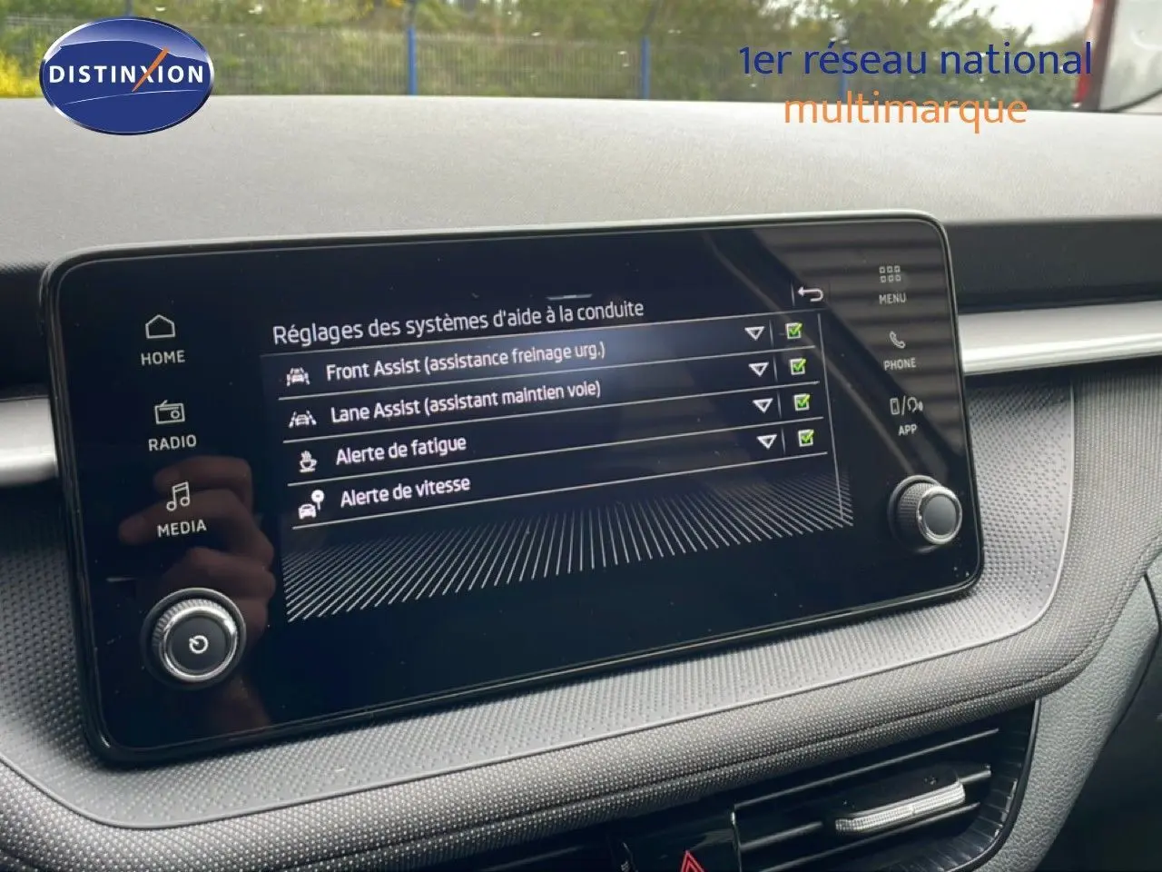 Écran tactile central du tableau de bord de la Skoda Fabia 2025, affichant les réglages d’aides à la conduite.