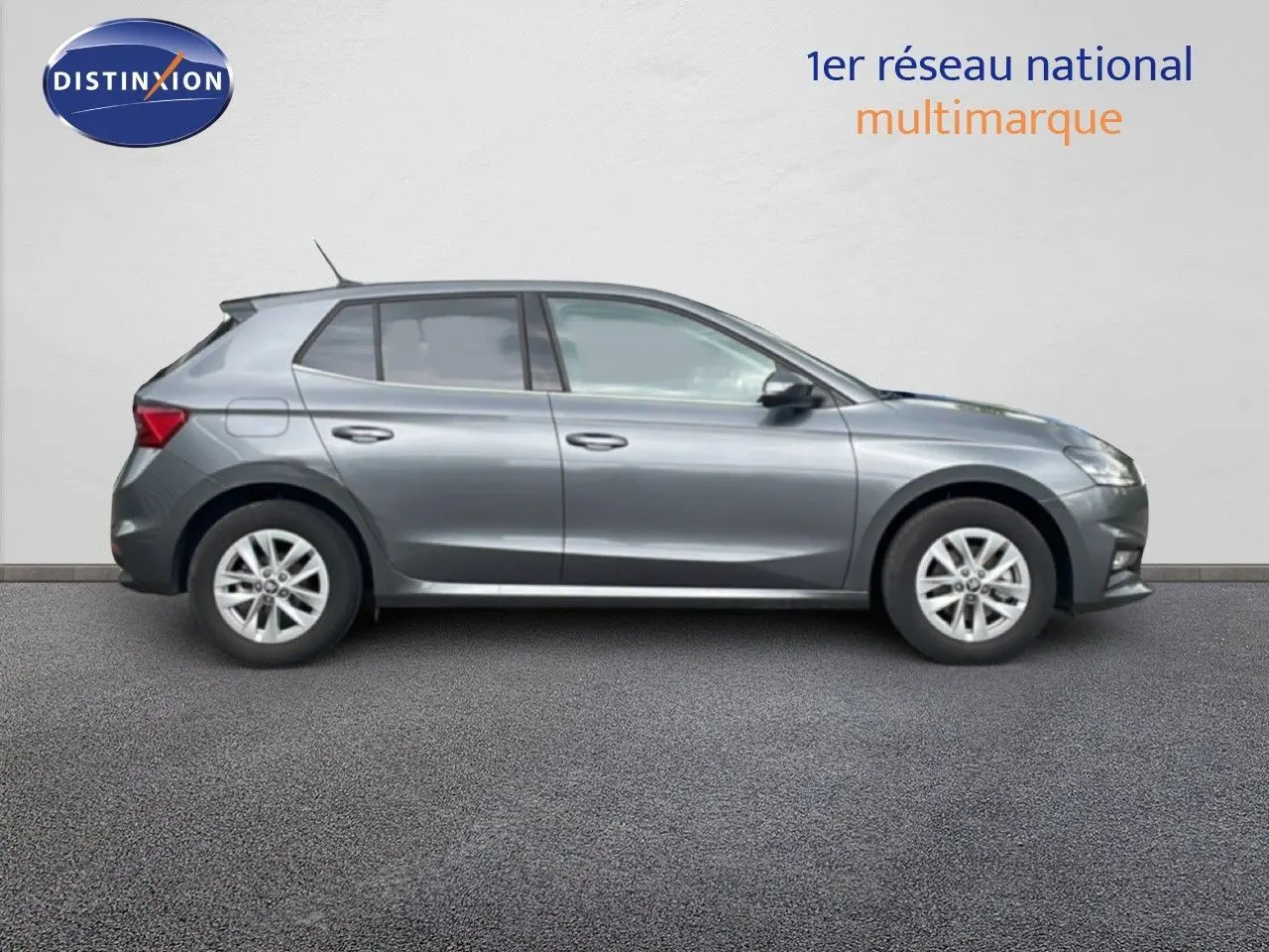 Profil droit d'une Skoda Fabia 2025 gris graphite métal avec jantes alliage et lignes épurées sur fond neutre.