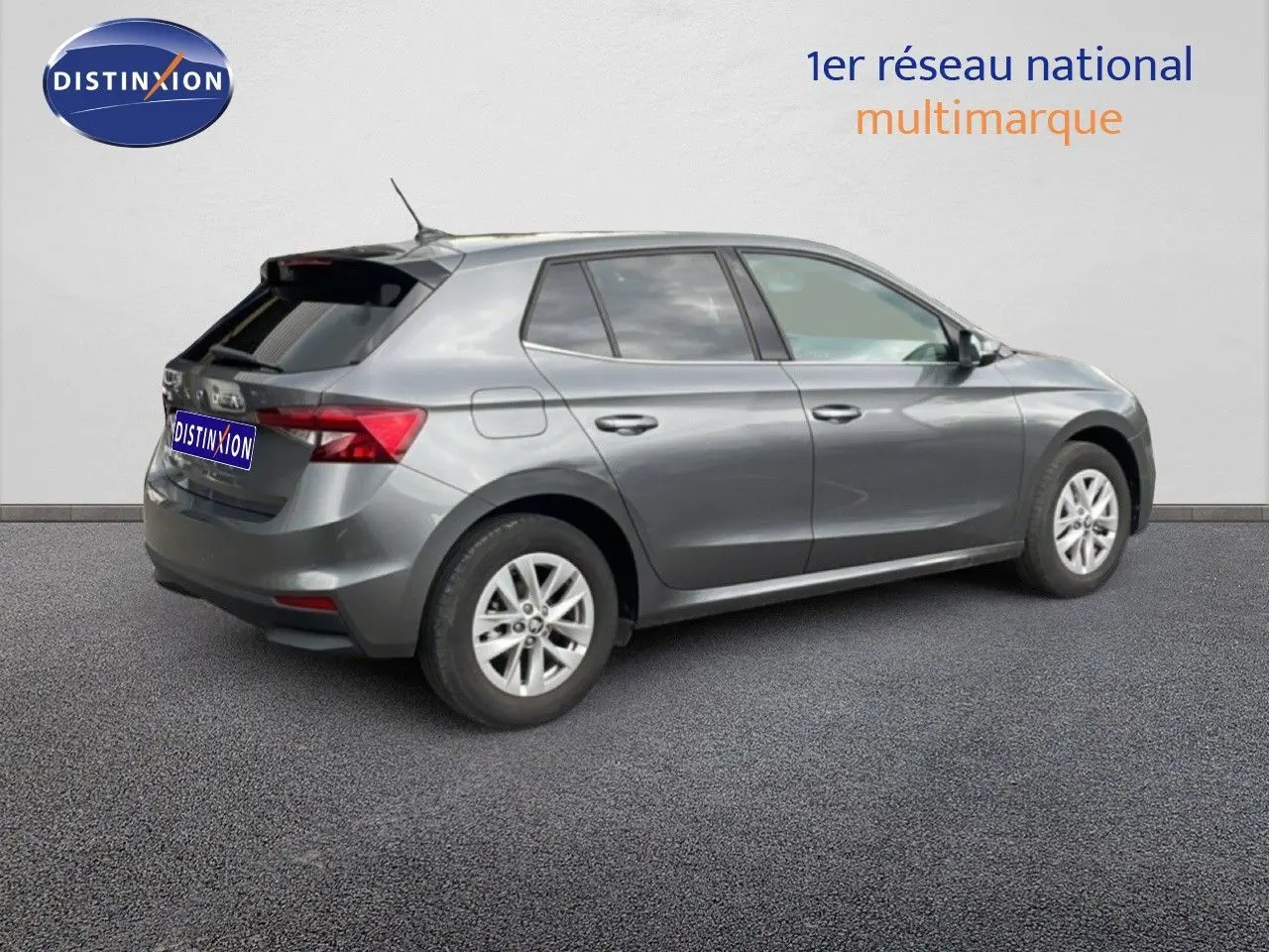 Vue 3/4 arrière droite d'une Skoda Fabia 2025 gris graphite métal avec jantes alliage et vitres teintées.
