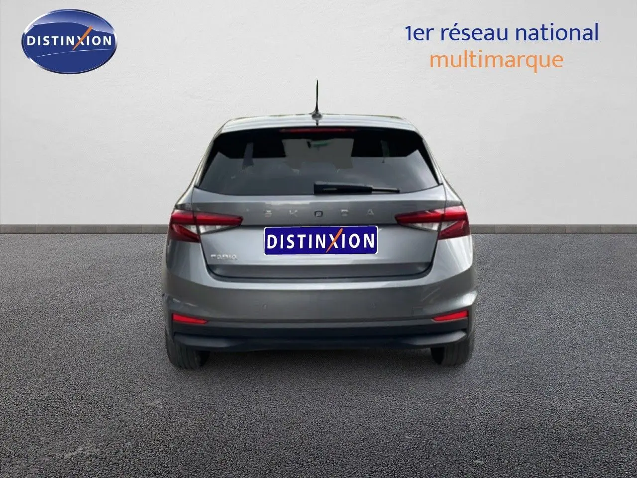 Vue arrière d'une Skoda Fabia gris graphite métallisé 2025 avec feux arrière LED et logo distinctif au centre.