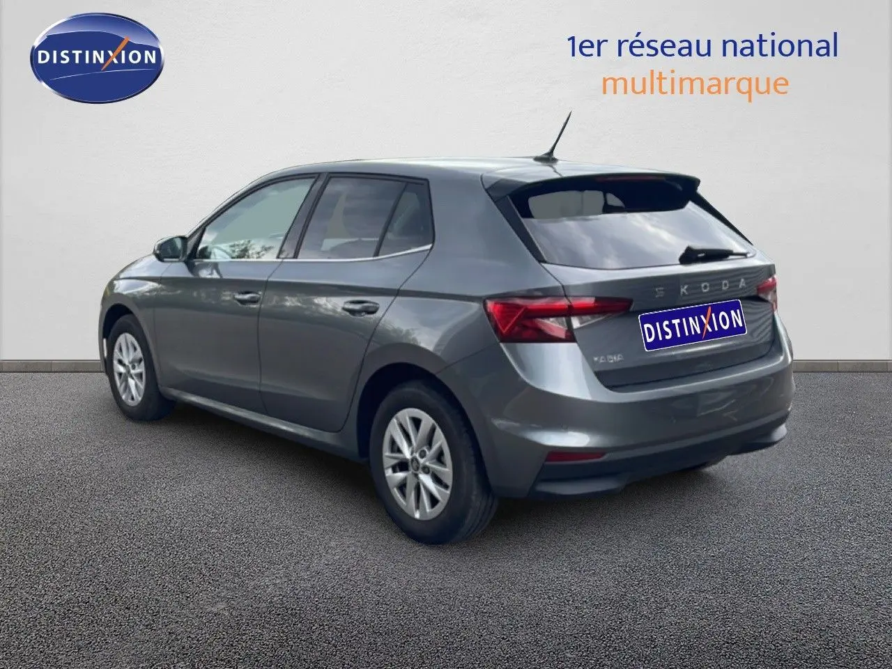 Vue 3/4 arrière droite d'une Skoda Fabia 2025 gris graphite métallisé avec feux arrière LED et jantes alliage 15 pouces.